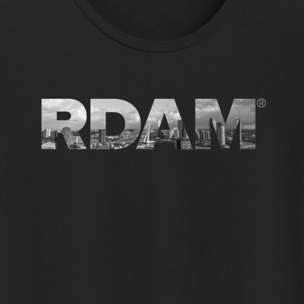 RDAM® t-shirt met de iconische letters en op de achtergrond de skyline van Rotterdam