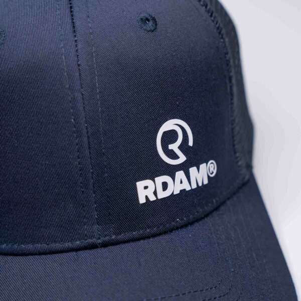 RDAM® Trucker Cap wit op Navy Blauw