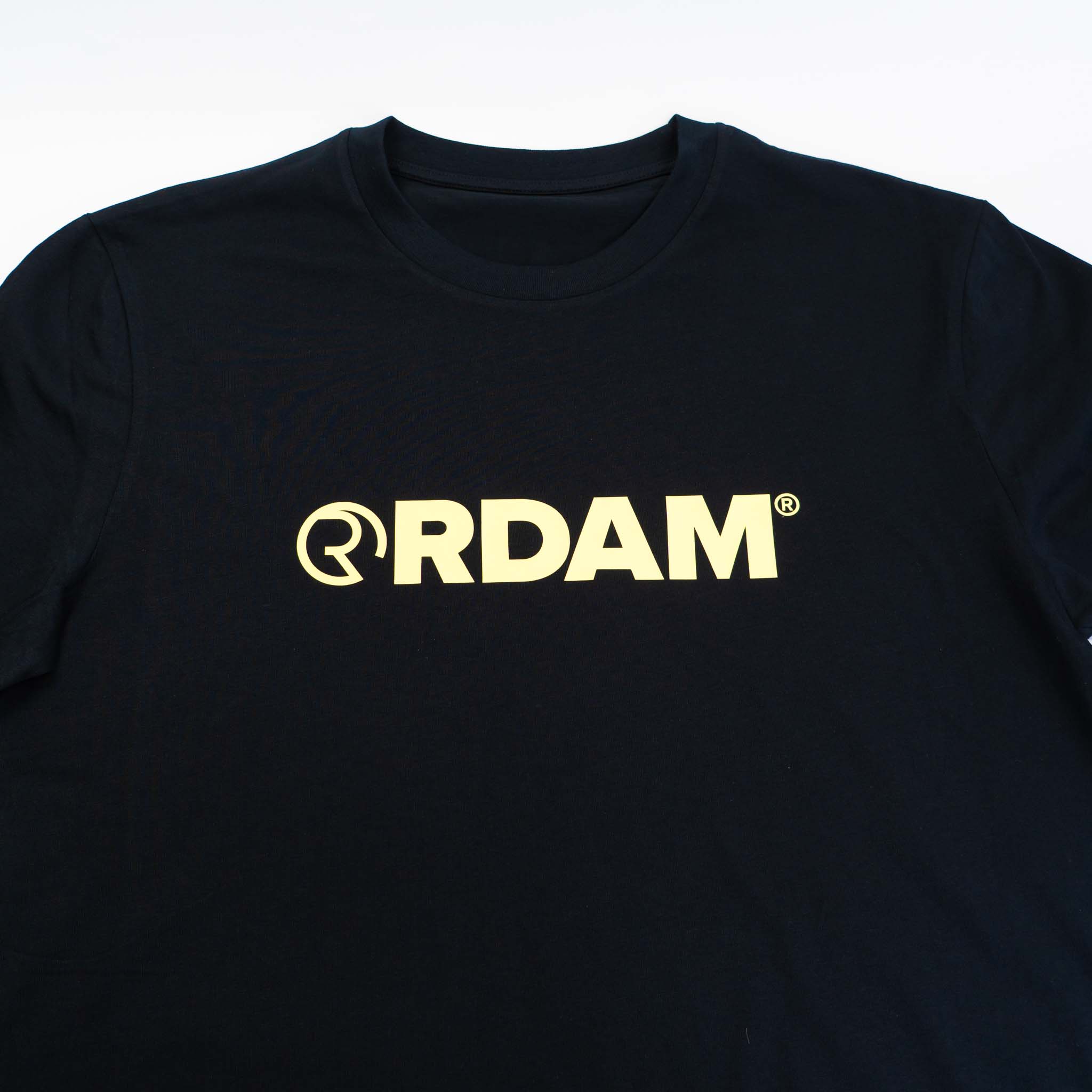 rdam rotterdam kleding-09992 RDAM® | Iconic Essential Soft Yellow op zwart | Shirt - Afbeelding 2
