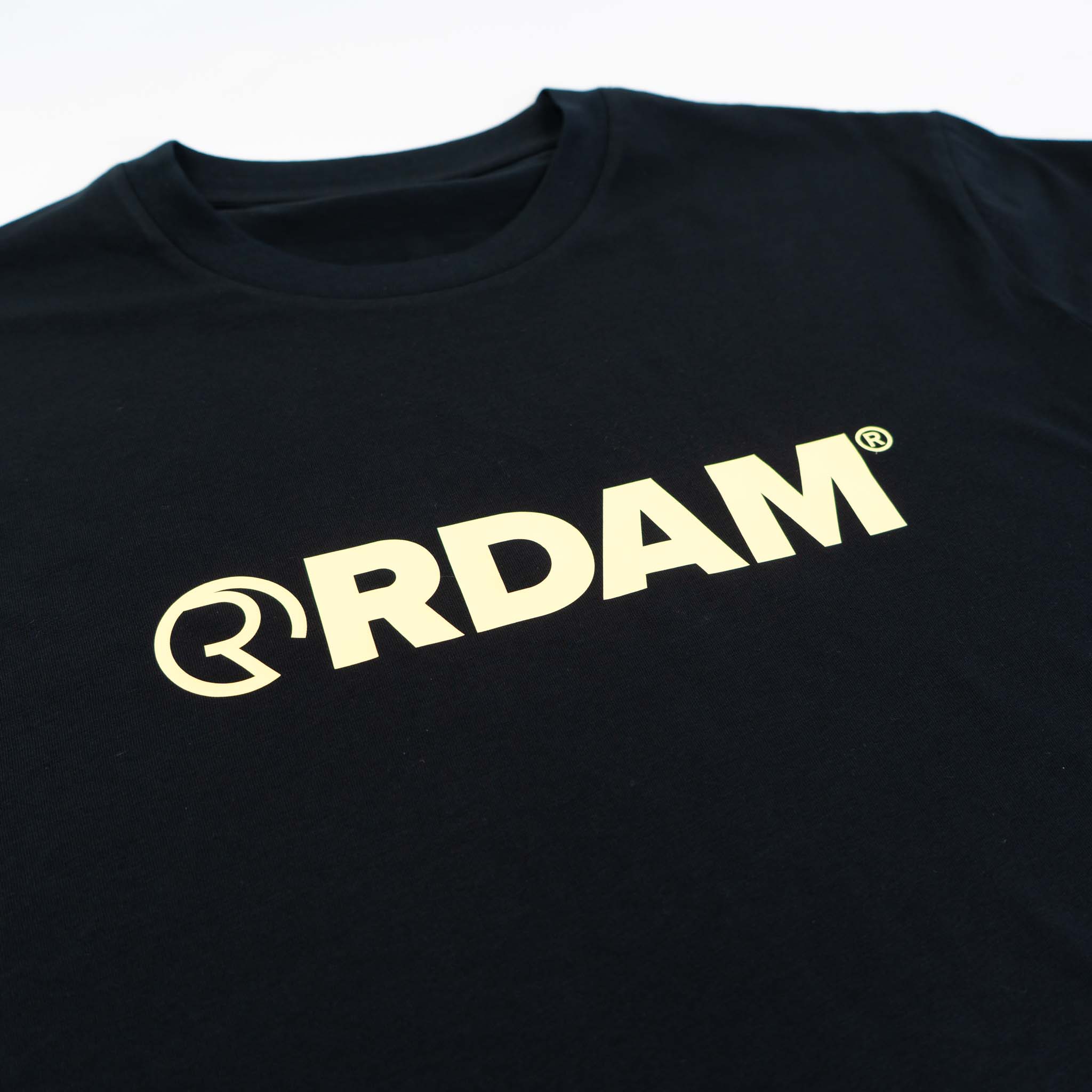 rdam rotterdam kleding-09994 RDAM® | Iconic Essential Soft Yellow op zwart | Shirt - Afbeelding 3