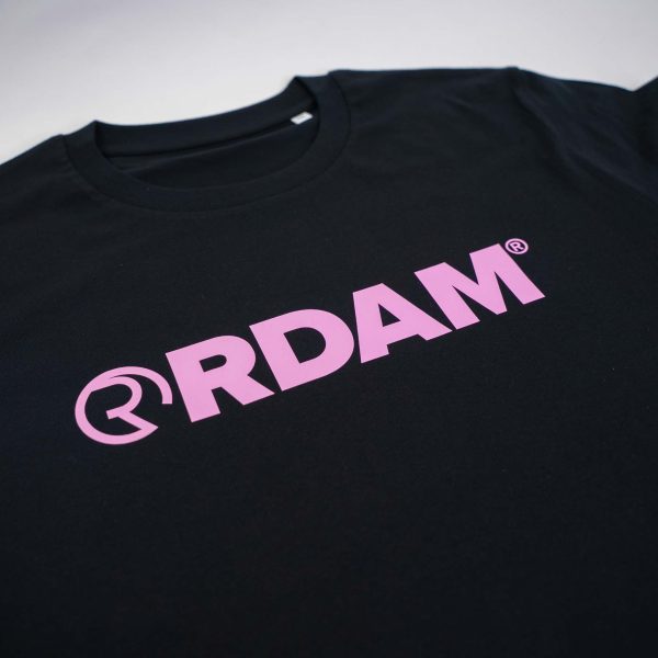 RDAM® | Iconic Essential Soft Pink op Zwart | T-Shirt